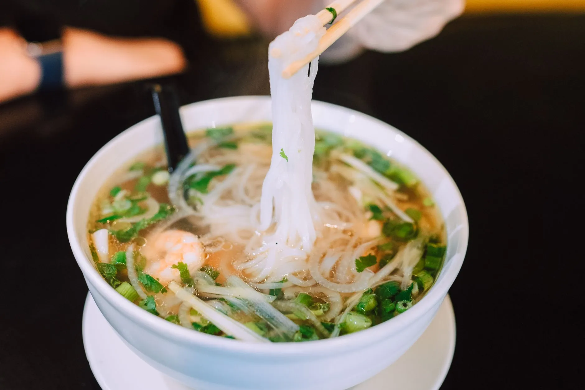 湖北食品饮料包装线升级：速鑫斌自动化码垛机技术方案解析