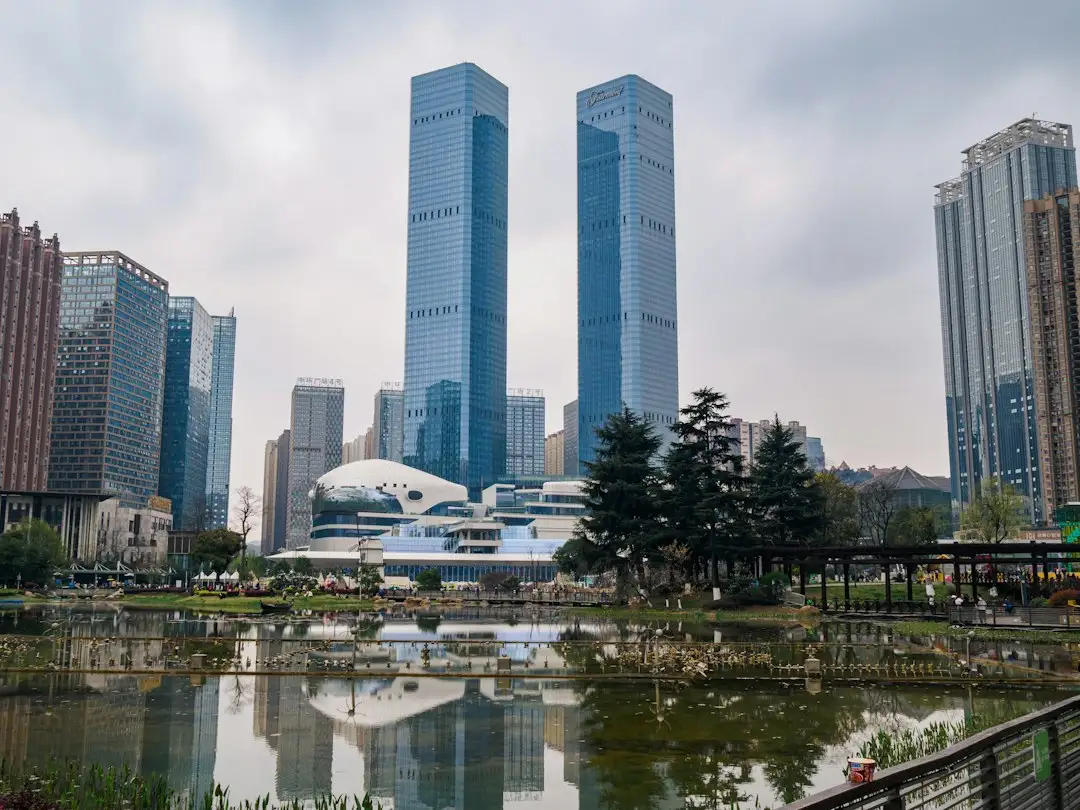 自动化包装线与码垛机如何协同提升食品饮料产线效率——技术解析